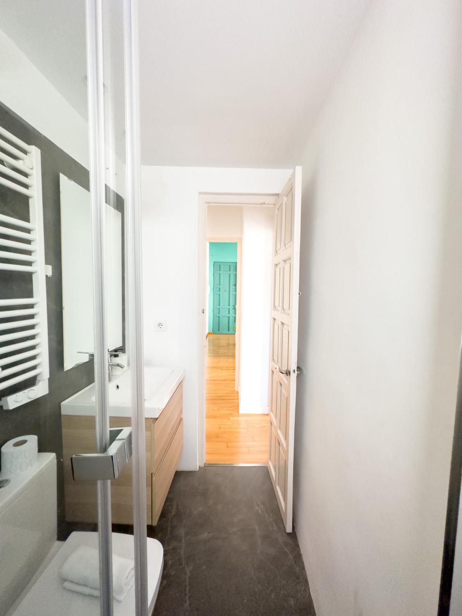 Stylish 1br Apt, Ac, Near Sight, Private Parking Opt Apartment